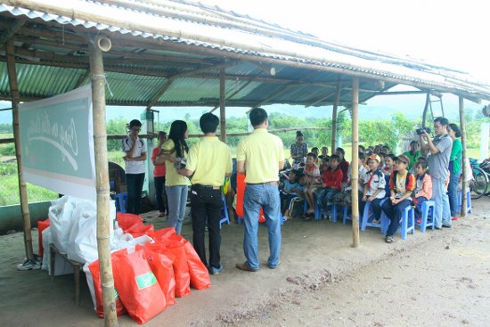 Tặng quà cho các em thiếu nhi có hoàn cảnh khó khăn tại xã Sơn Viên, huyện Nông Sơn, tỉnh Quảng Nam